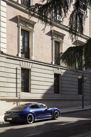 Porsche Taycan Azul Gentian 61