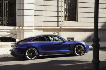 Porsche Taycan Azul Gentian 62