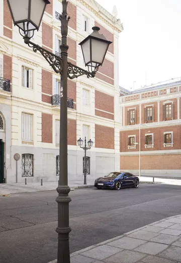 Porsche Taycan Azul Gentian 64