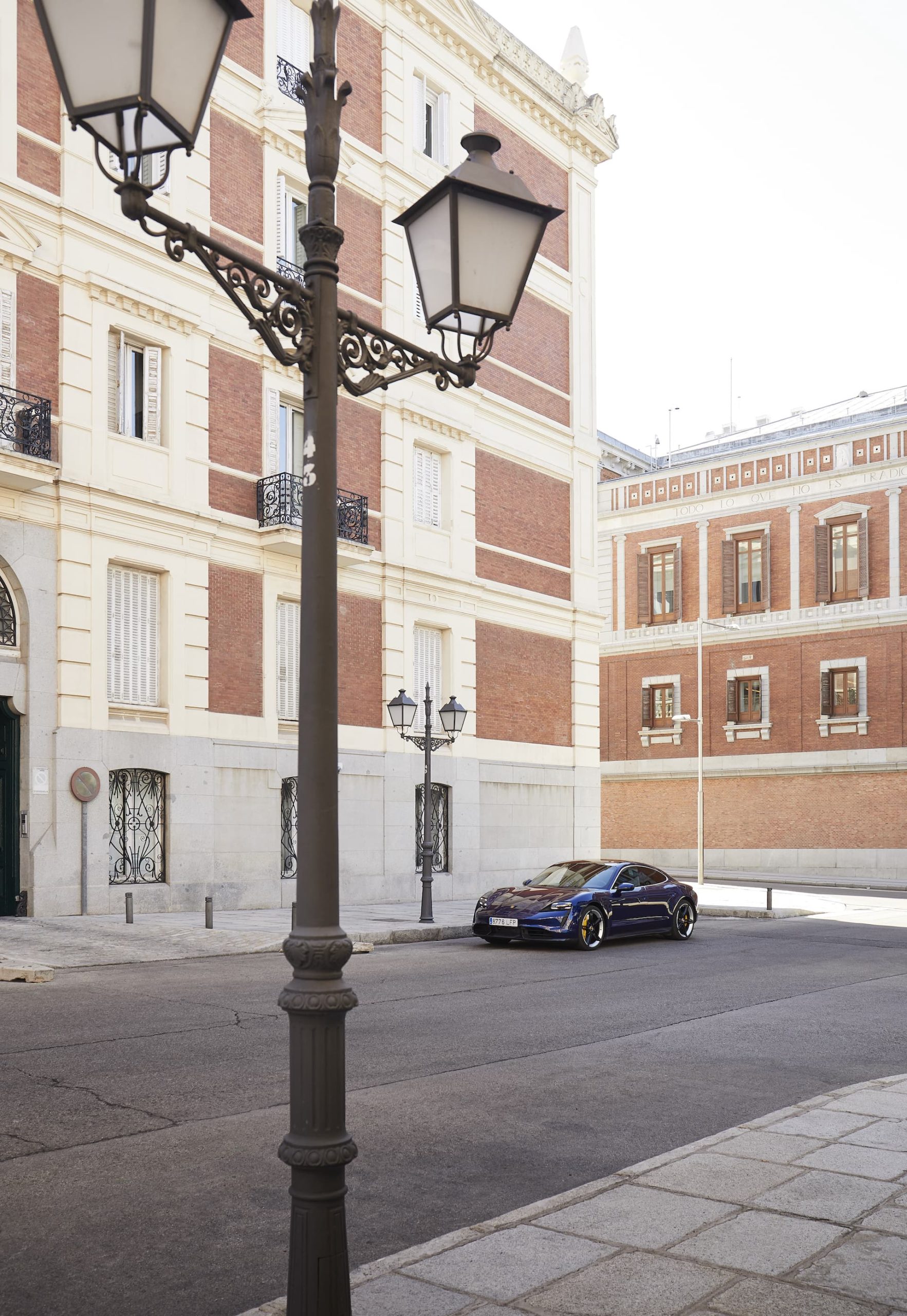 Porsche Taycan Azul Gentian 64