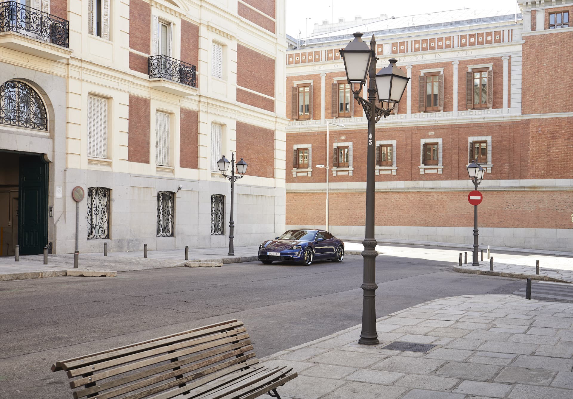 Porsche Taycan Azul Gentian 65