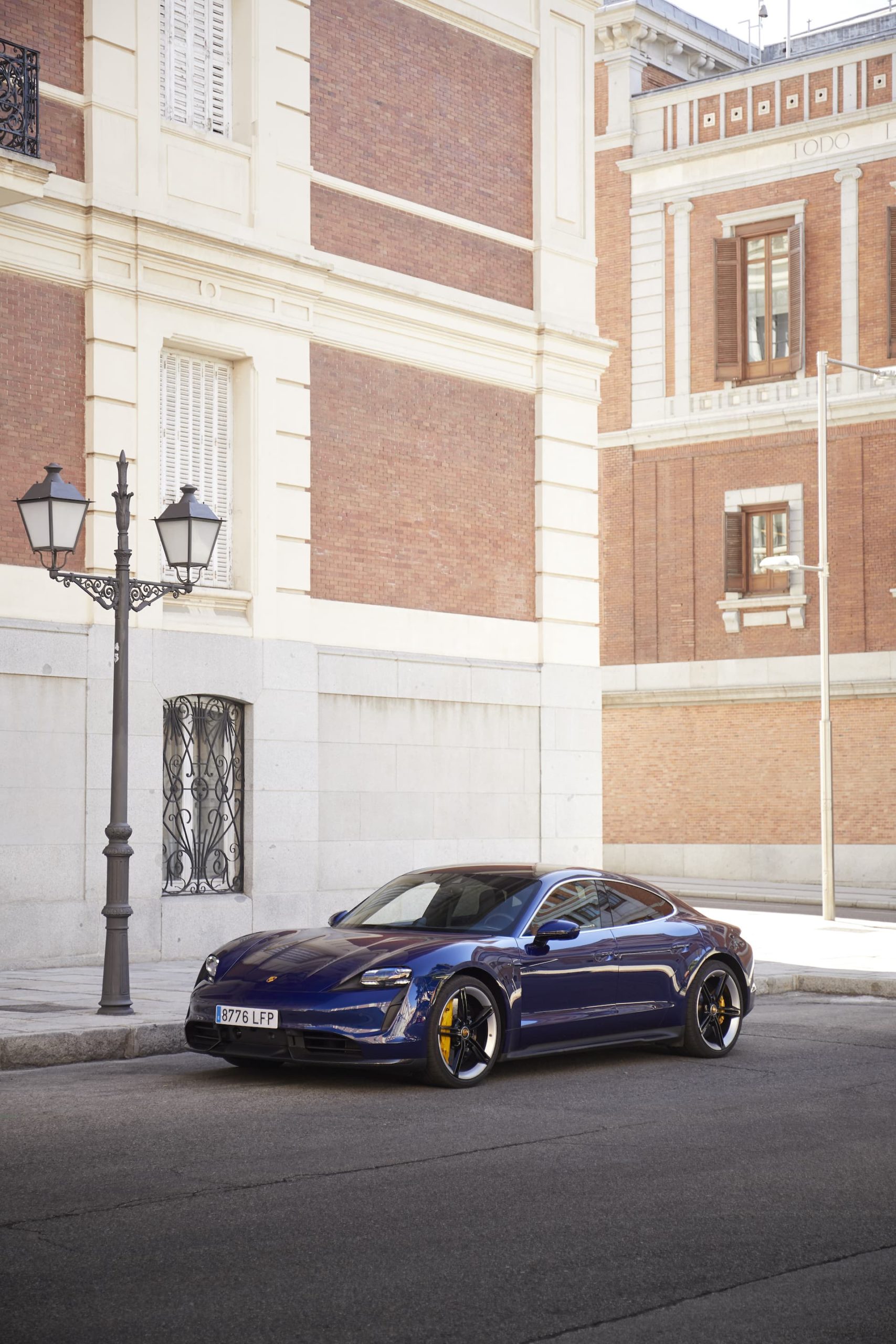 Porsche Taycan Azul Gentian 66