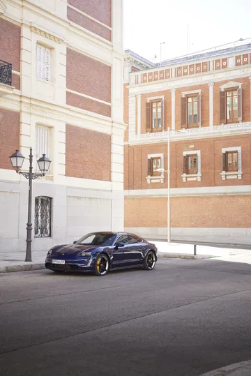 Porsche Taycan Azul Gentian 67