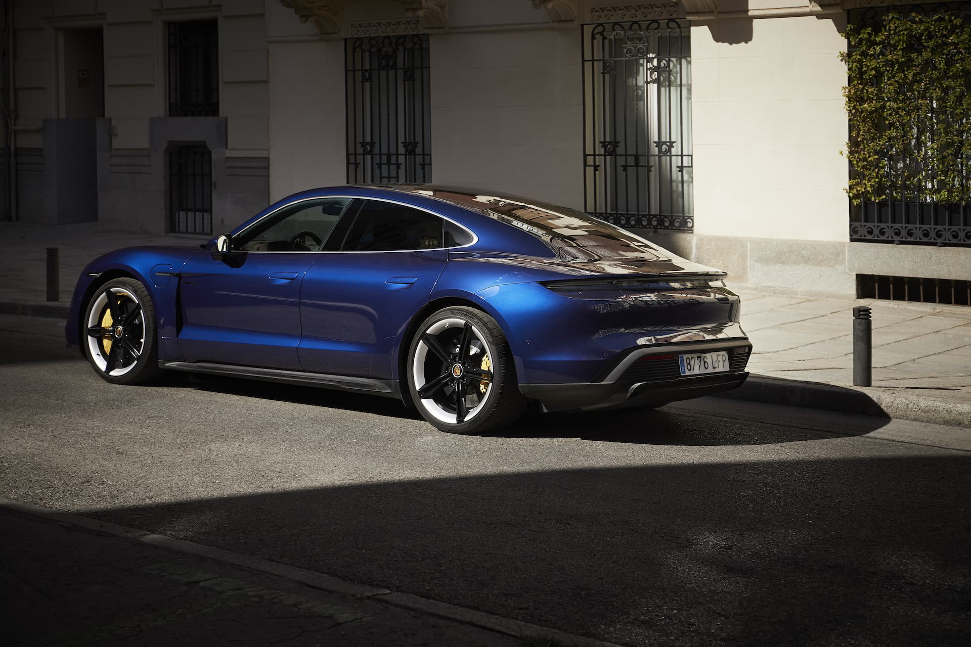 Porsche Taycan Azul Gentian 68