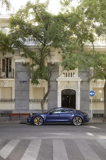 Porsche Taycan Azul Gentian 70