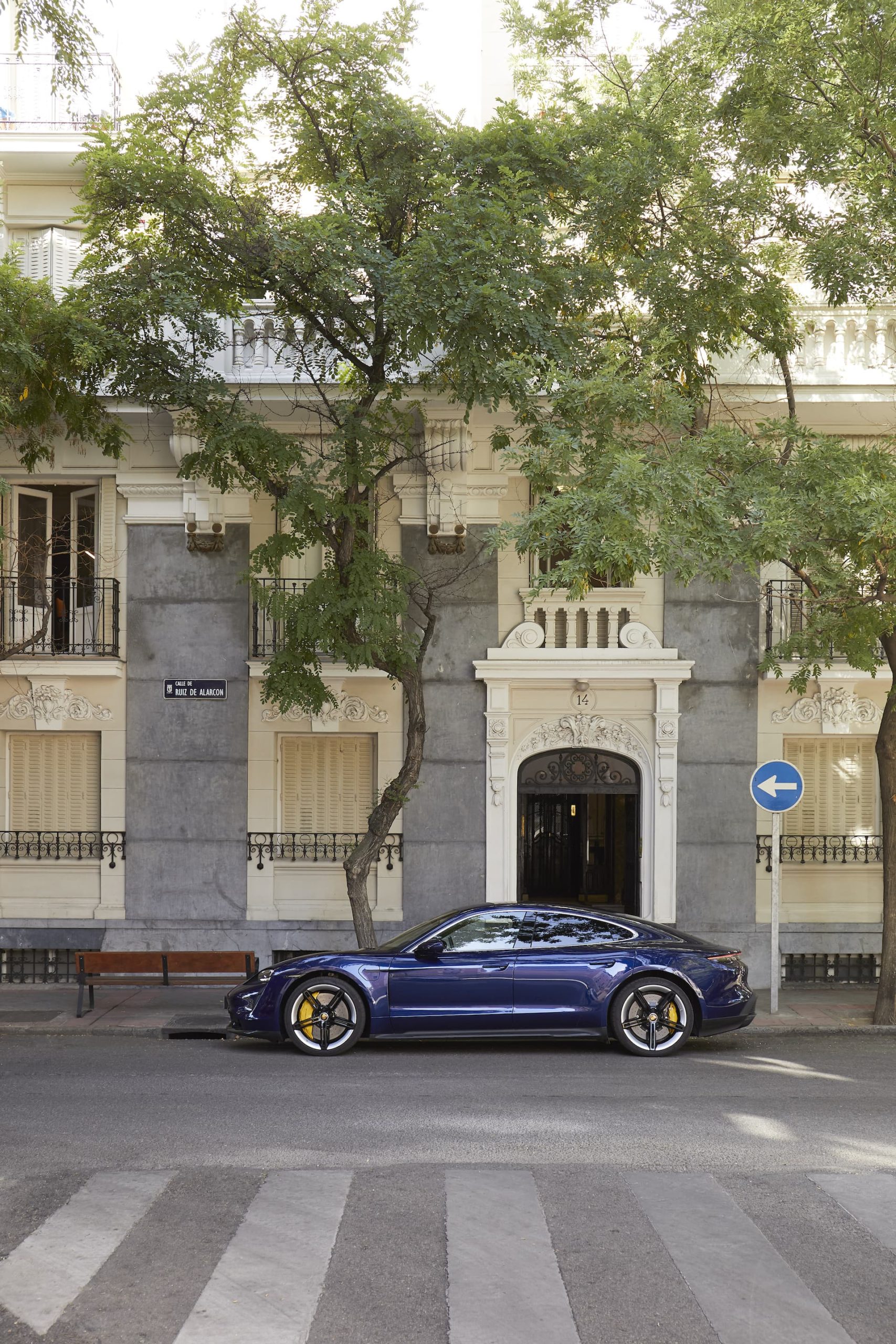 Porsche Taycan Azul Gentian 70