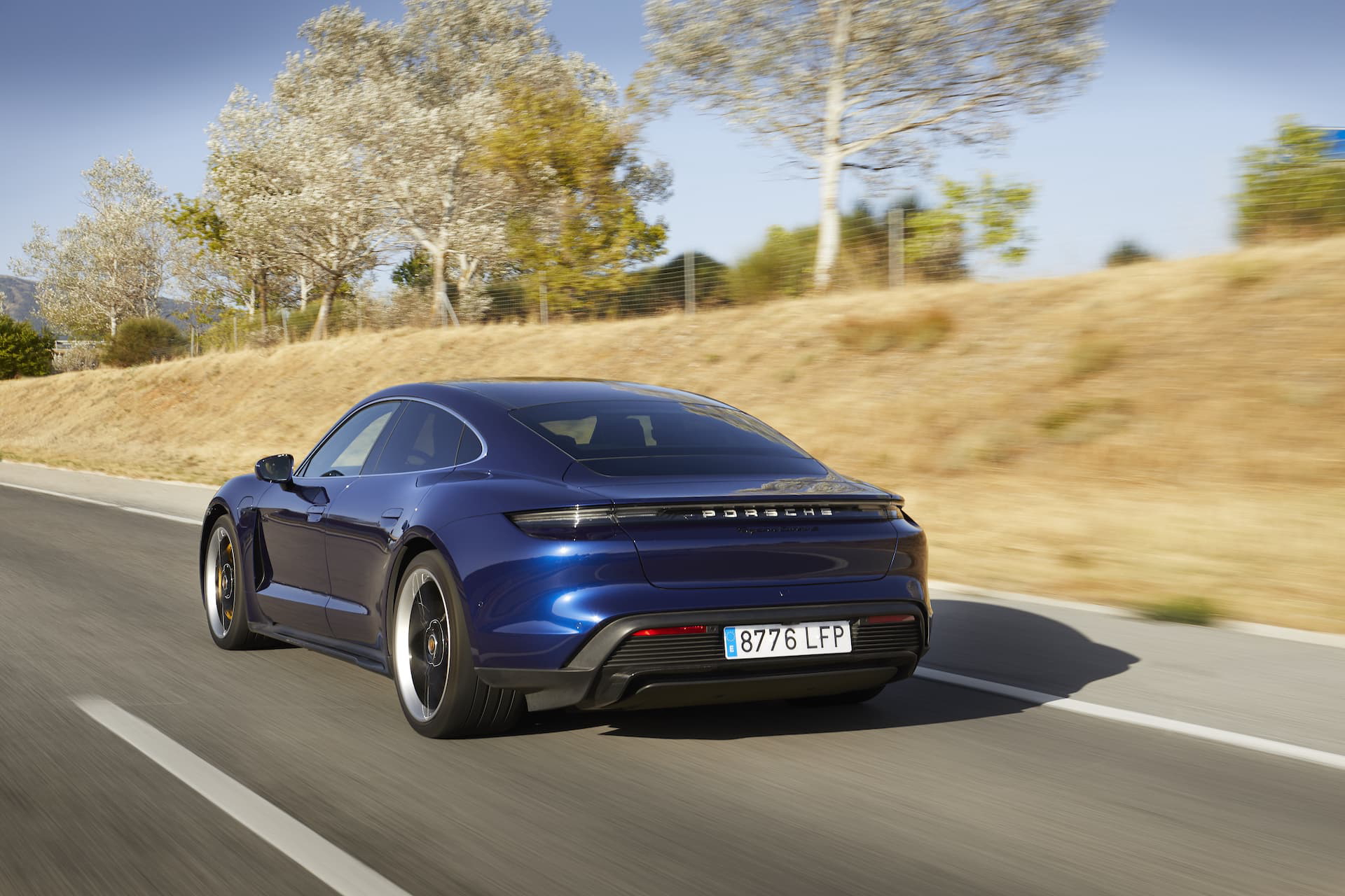 Porsche Taycan Azul Gentian 71