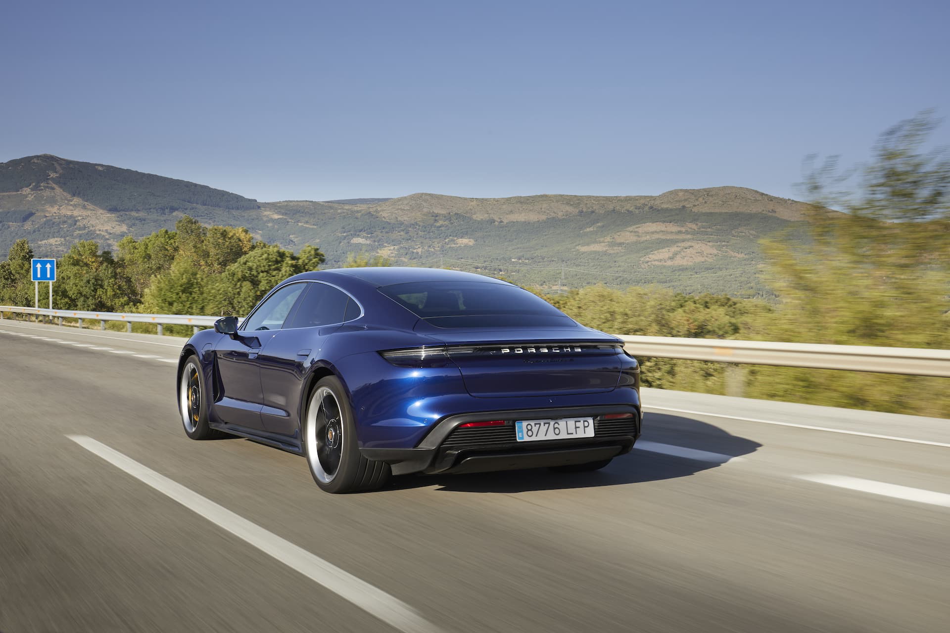 Porsche Taycan Azul Gentian 72