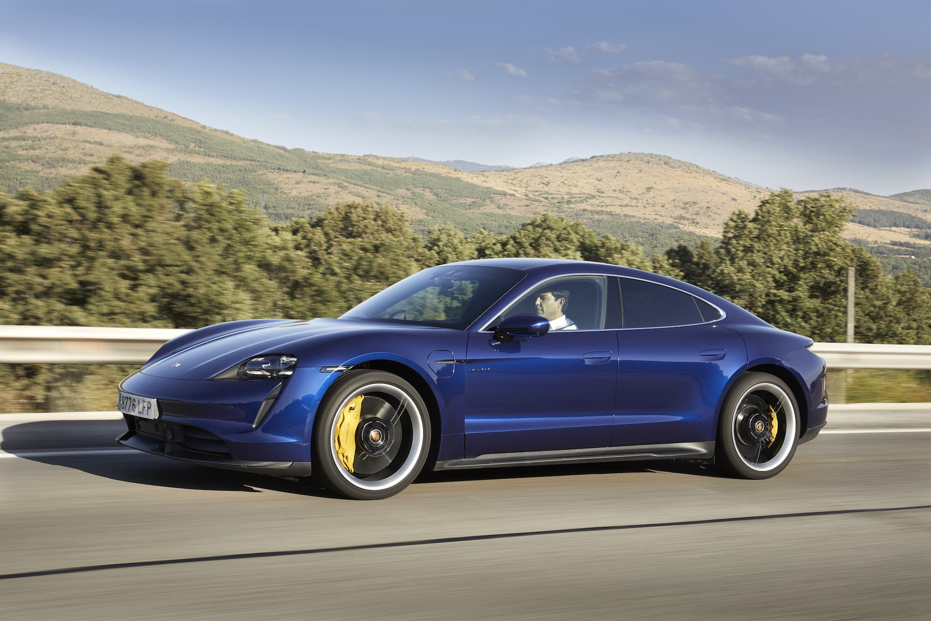 Porsche Taycan Azul Gentian 76