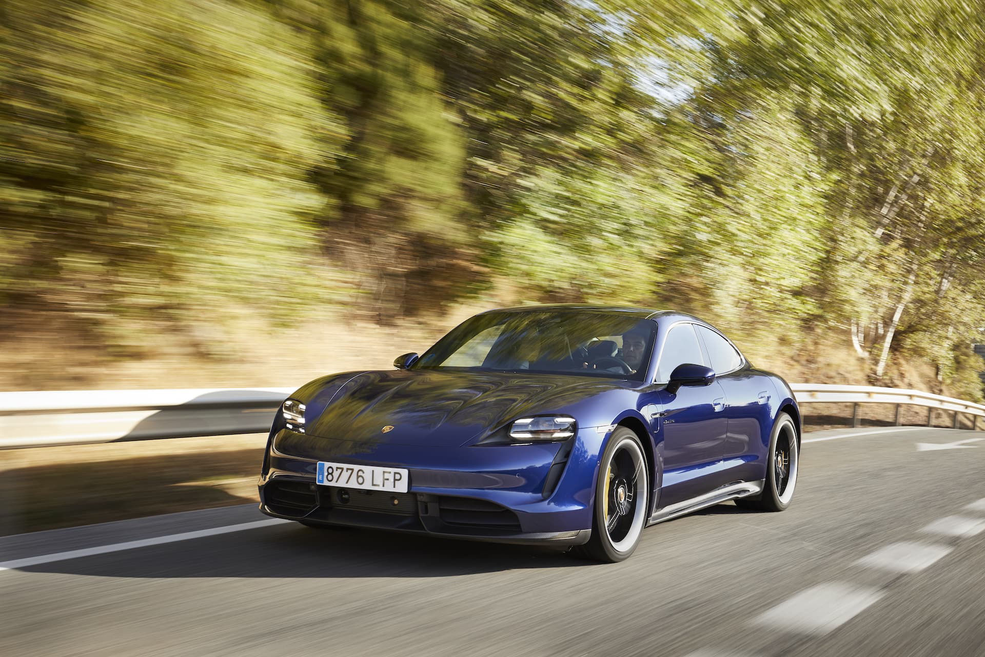 Porsche Taycan Azul Gentian 77