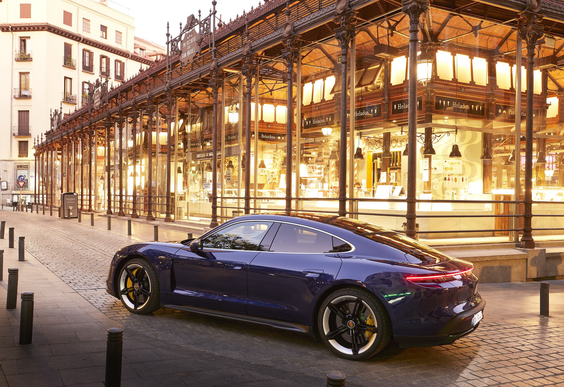 Porsche Taycan Azul Gentian 8