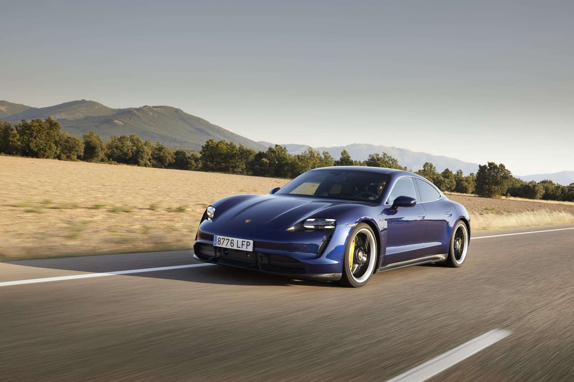 Porsche Taycan Azul Gentian 82