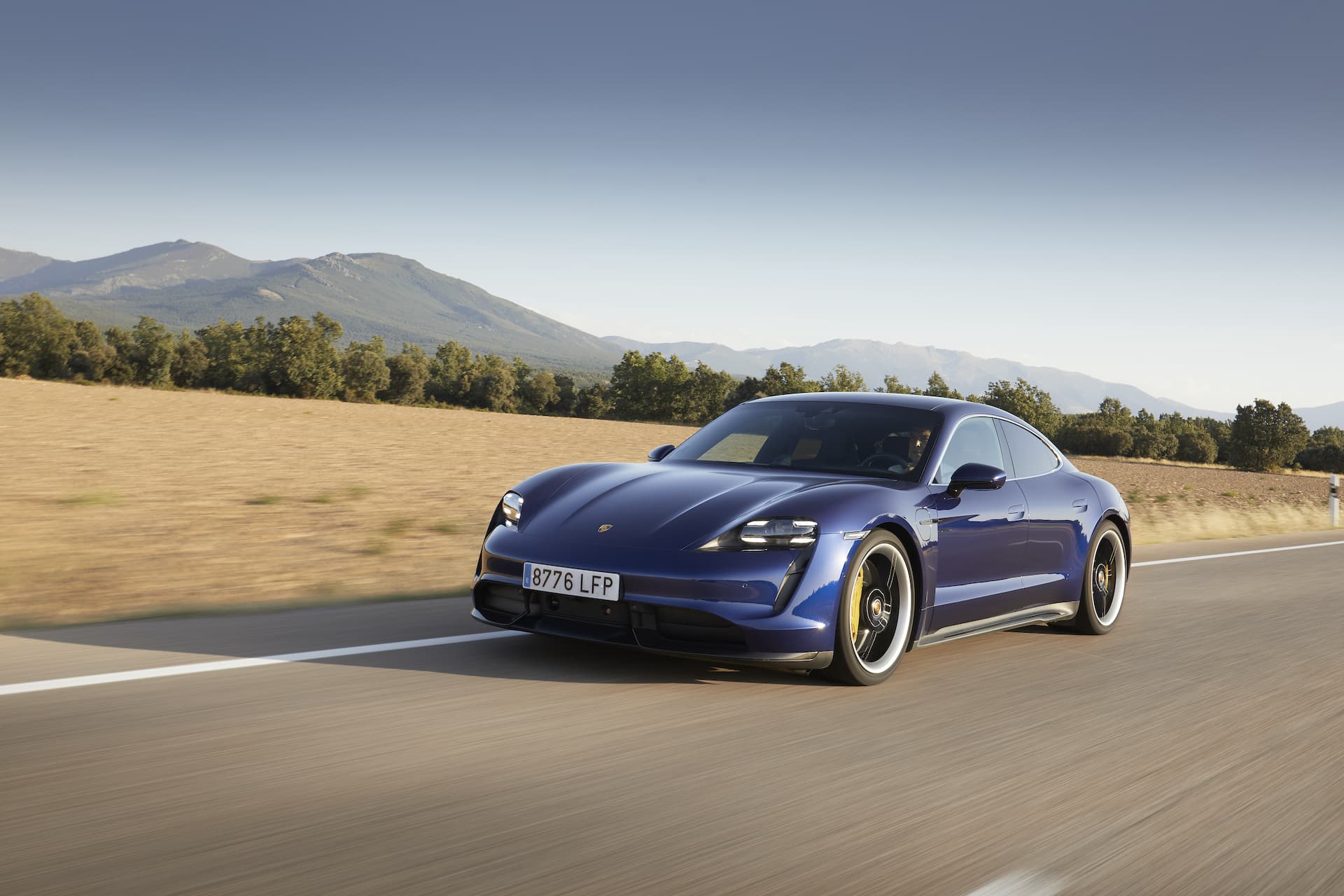 Porsche Taycan Azul Gentian 83
