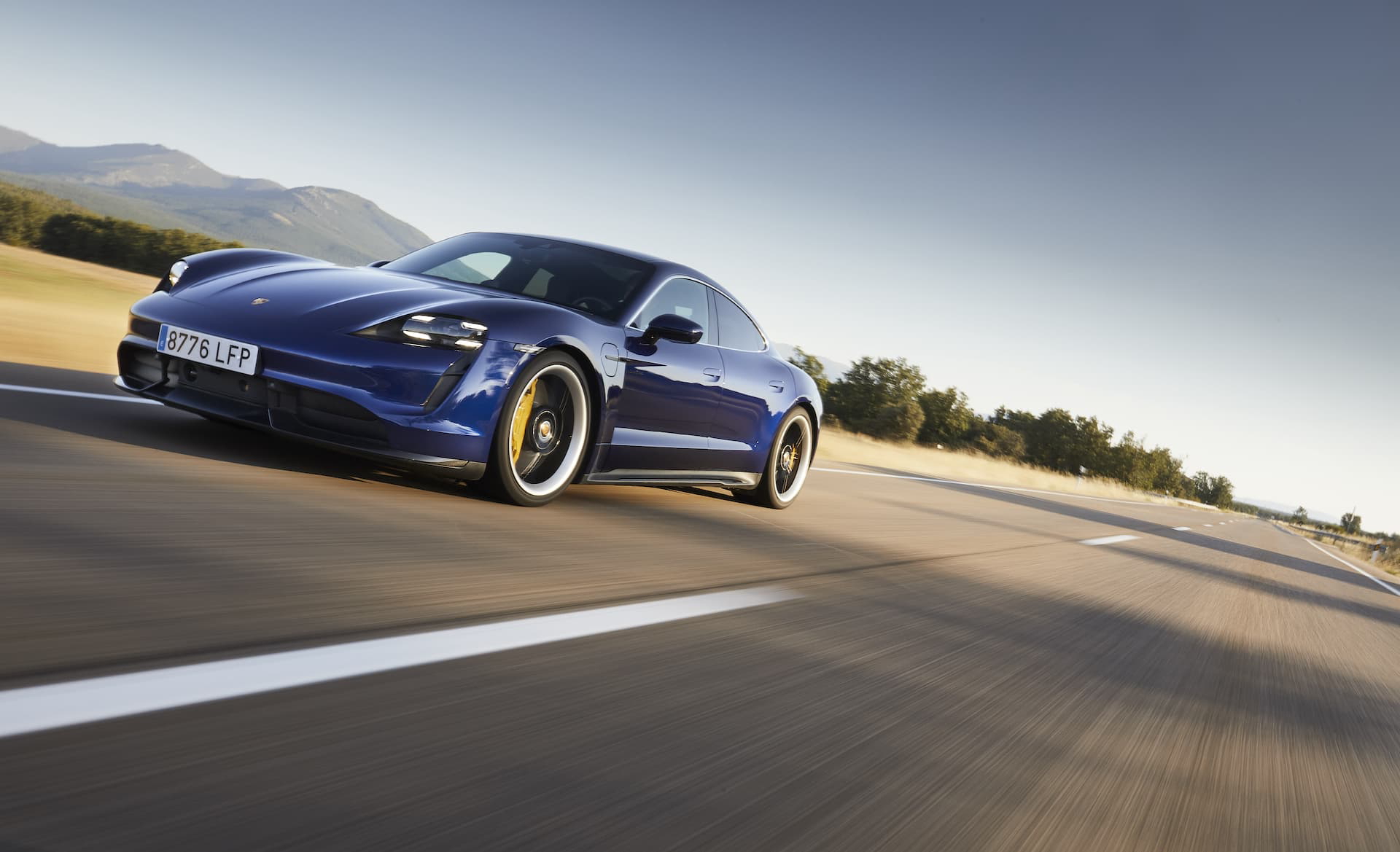 Porsche Taycan Azul Gentian 84