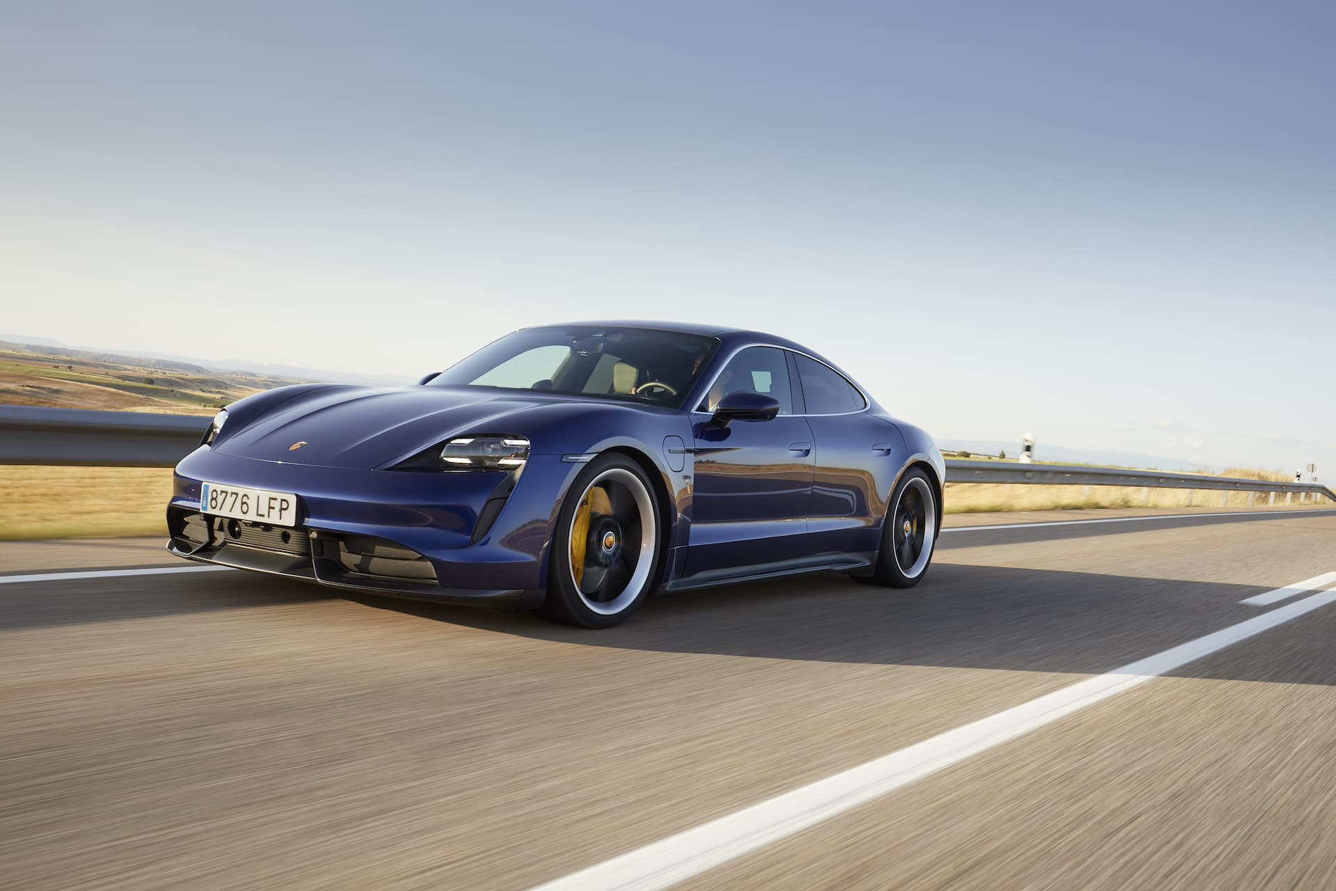Porsche Taycan Azul Gentian 92