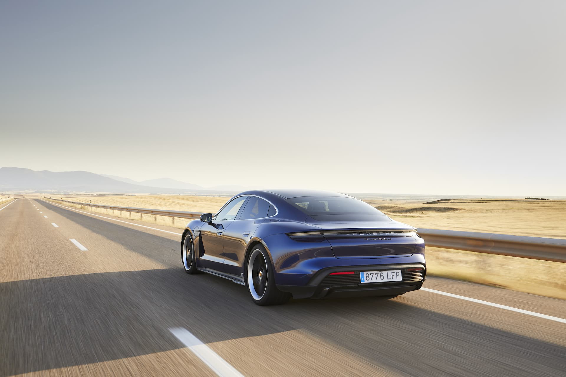 Porsche Taycan Azul Gentian 93