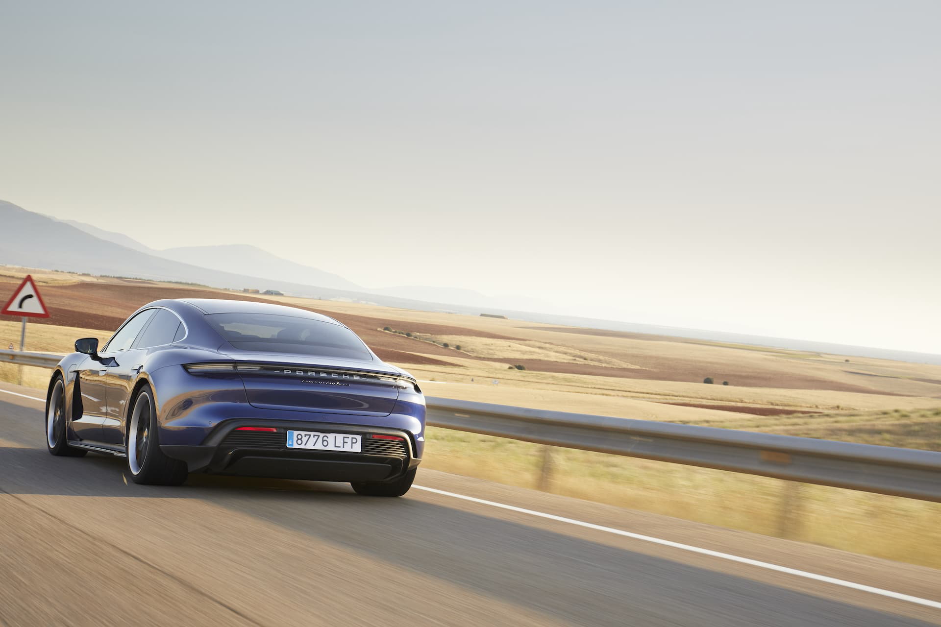Porsche Taycan Azul Gentian 95