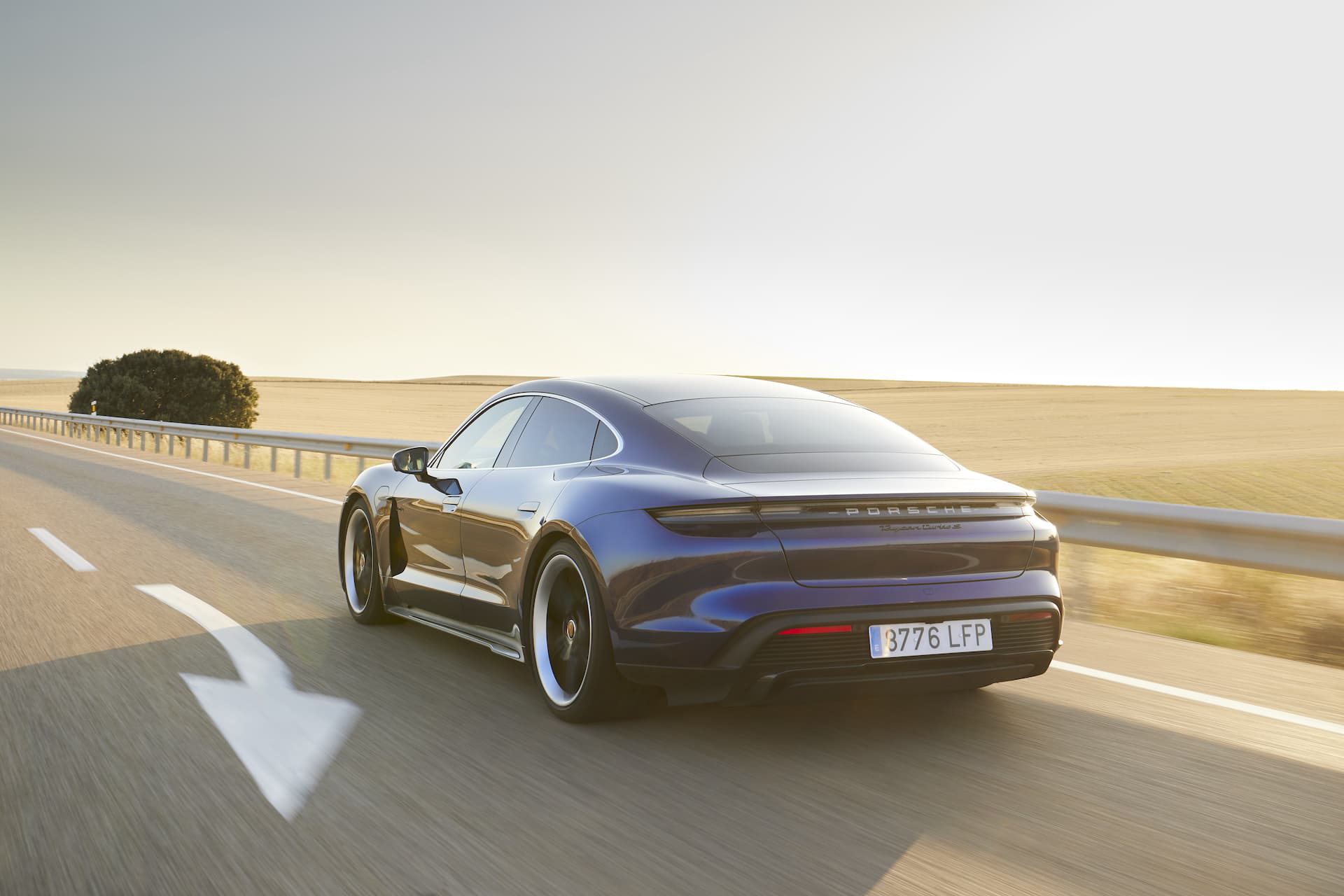 Porsche Taycan Azul Gentian 96