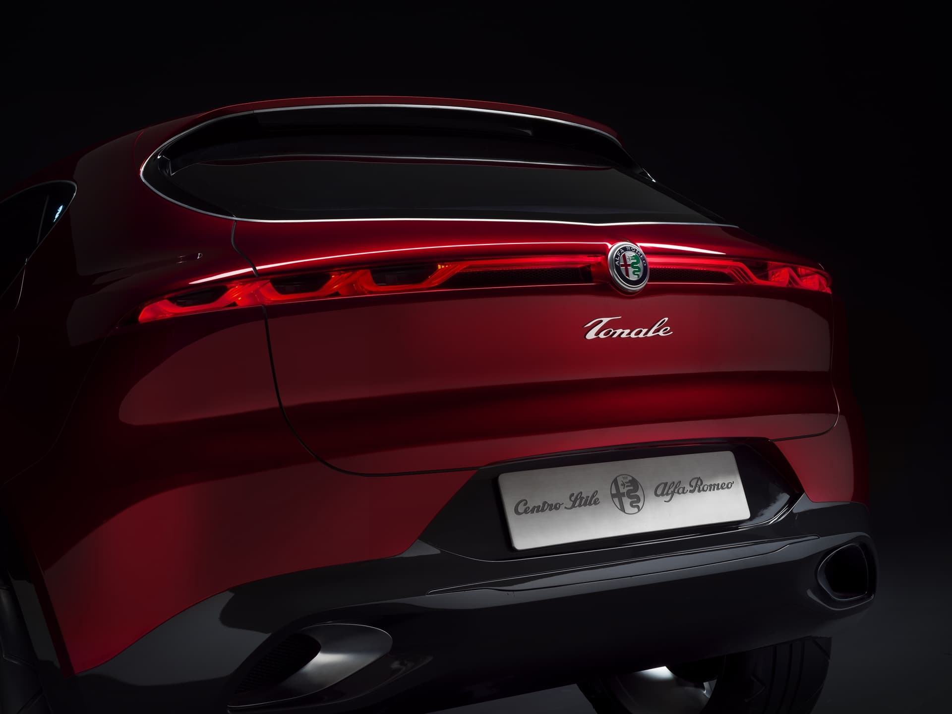 Vista trasera del Alfa Romeo Brennero destacando sus luces y diseño de carrocería.