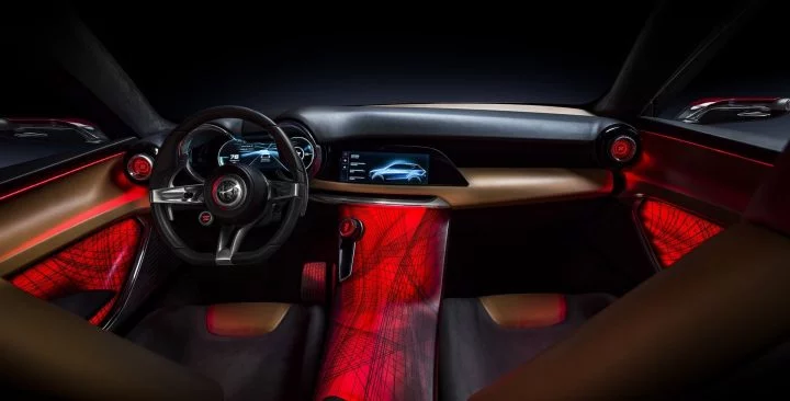 Vista del volante deportivo y pantalla táctil del Alfa Romeo Brennero.
