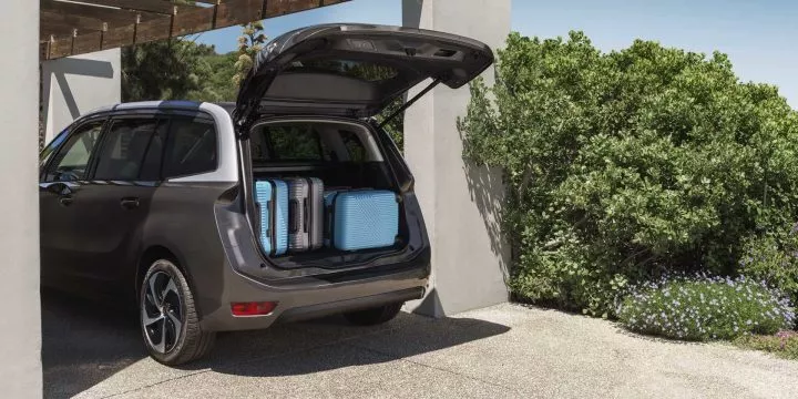 Vista del maletero del Citroën Grand C4 SpaceTourer con portón trasero abierto.