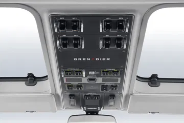 Vista de la consola de techo con interruptores y luz de cabina del Ineos Grenadier.