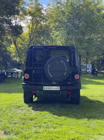 Ineos Grenadier Negro Trasera
