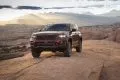 Vista dinámica del coche en un entorno de desierto, destacando su capacidad todo terreno.