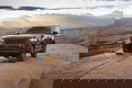 Vista dinámica del coche en un entorno de desierto, destacando su capacidad todo terreno.