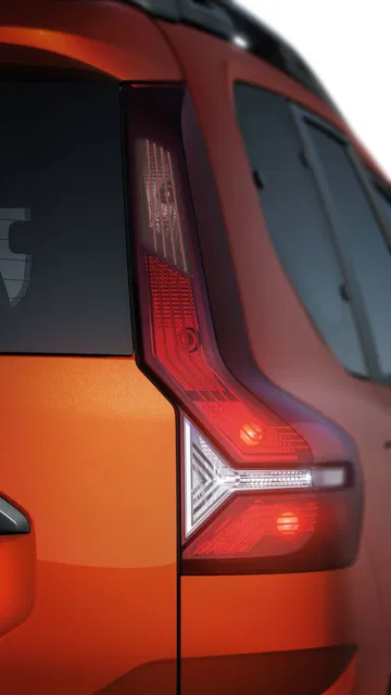 Vista cercana del piloto trasero del Dacia Jogger, mostrando su diseño.