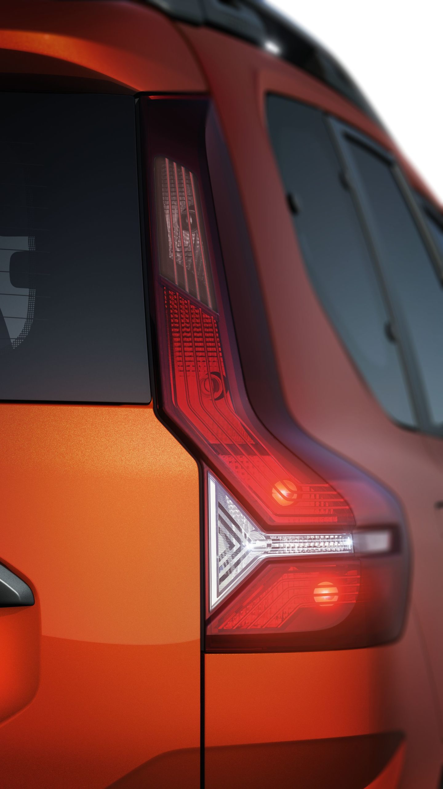 Vista cercana del piloto trasero del Dacia Jogger, mostrando su diseño.