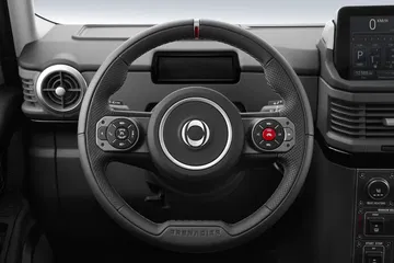 Vista frontal del volante y consola del Ineos Grenadier, destacando su robustez.