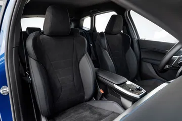 Vista lateral de los asientos delanteros de cuero del BMW Serie 2 Active Tourer.