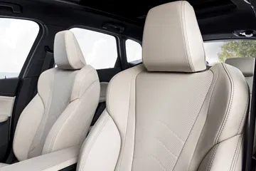 Vista de los asientos de cuero color crema del BMW Serie 2 Active Tourer, destacando su diseño y confort.