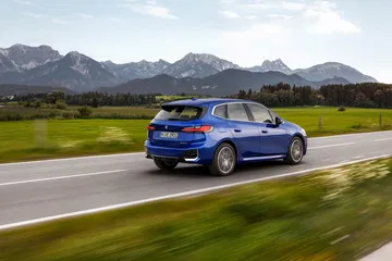 El BMW Serie 2 Active Tourer exhibiendo su línea lateral en movimiento.
