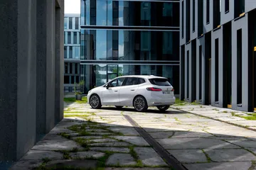 Vista dinámica lateral del BMW Serie 2 Active Tourer destacando su silueta.