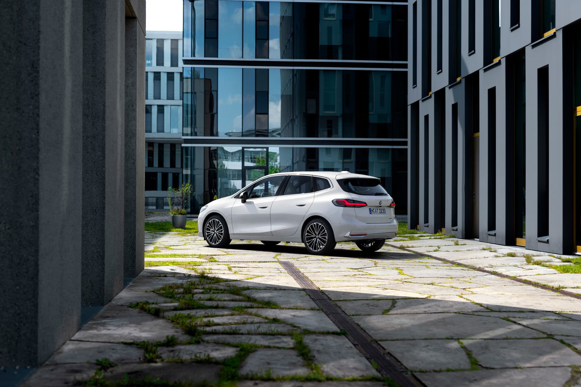 Vista dinámica lateral del BMW Serie 2 Active Tourer destacando su silueta.