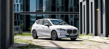 Vista angular del BMW Serie 2 Active Tourer, mostrando su diseño dinámico.