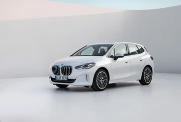 Vista angular delantera que resalta el diseño dinámico del BMW Serie 2 Active Tourer.