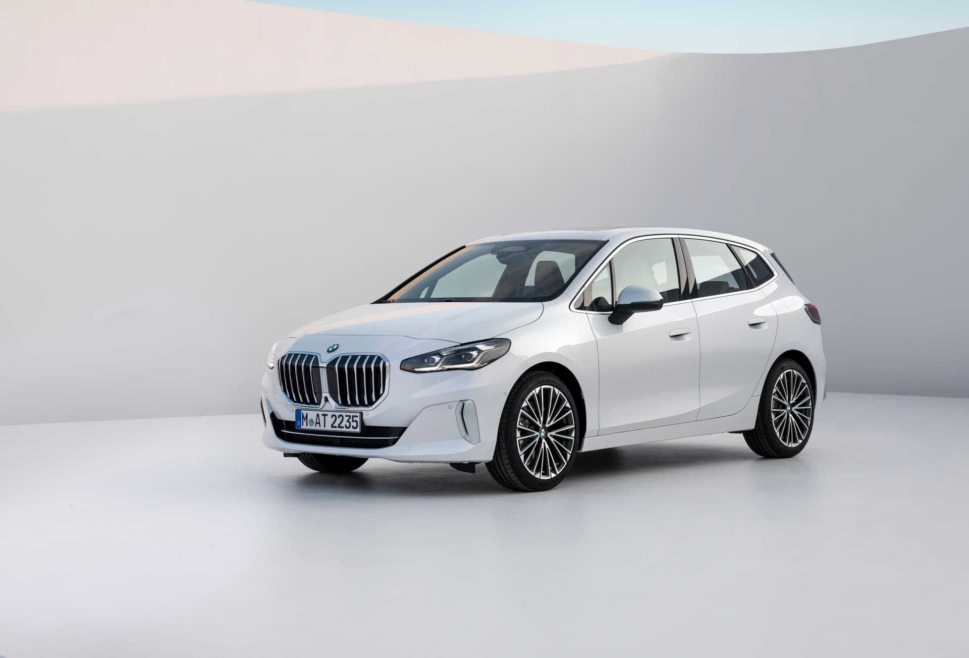Vista angular delantera que resalta el diseño dinámico del BMW Serie 2 Active Tourer.