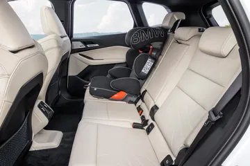 Vista lateral de los asientos de piel del BMW Serie 2 Active Tourer.