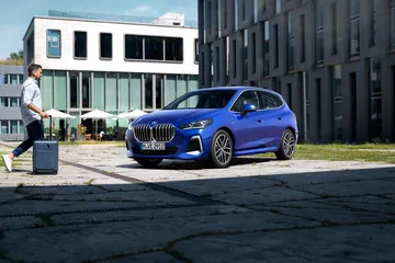 Vista lateral y delantera del BMW Serie 2 Active Tourer en color azul.