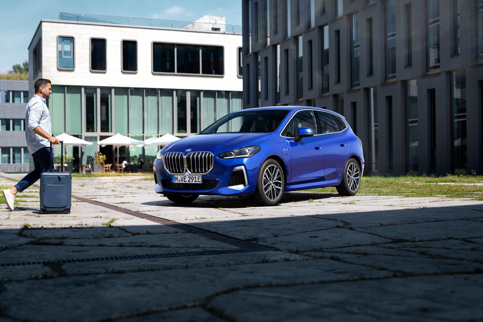 Vista lateral y delantera del BMW Serie 2 Active Tourer en color azul.