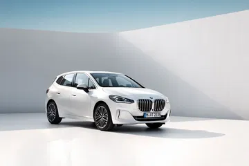 Vista lateral y delantera del BMW Serie 2 Active Tourer, destacando su diseño dinámico.