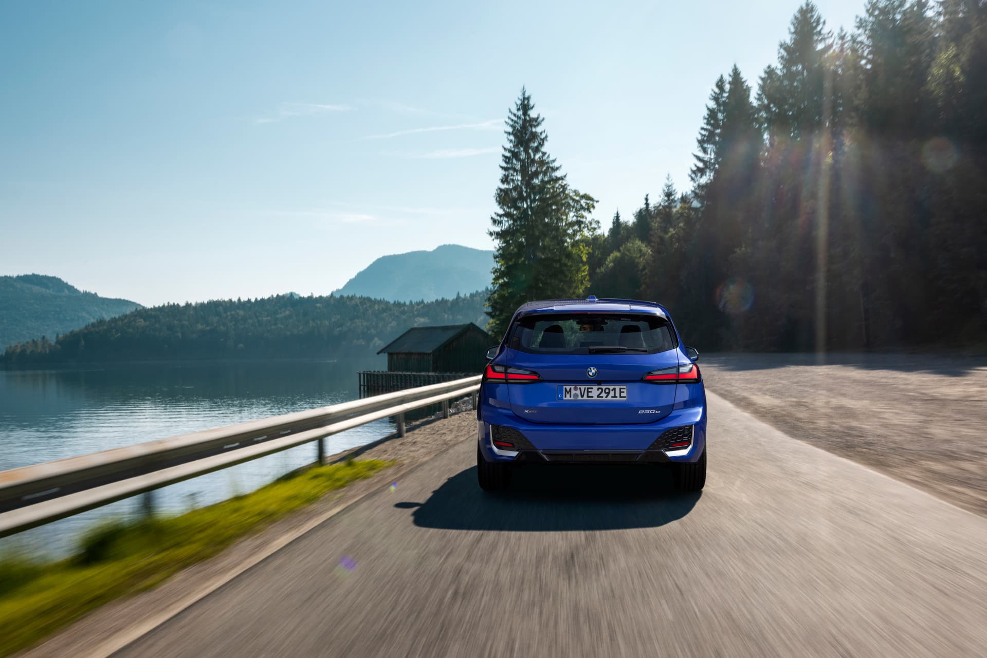 Vista trasera y lateral del BMW Serie 2 Active Tourer en carretera junto a un lago