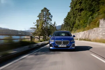 Vista dinámica del BMW Serie 2 Active Tourer enfatizando su diseño frontal y fluidez lateral.