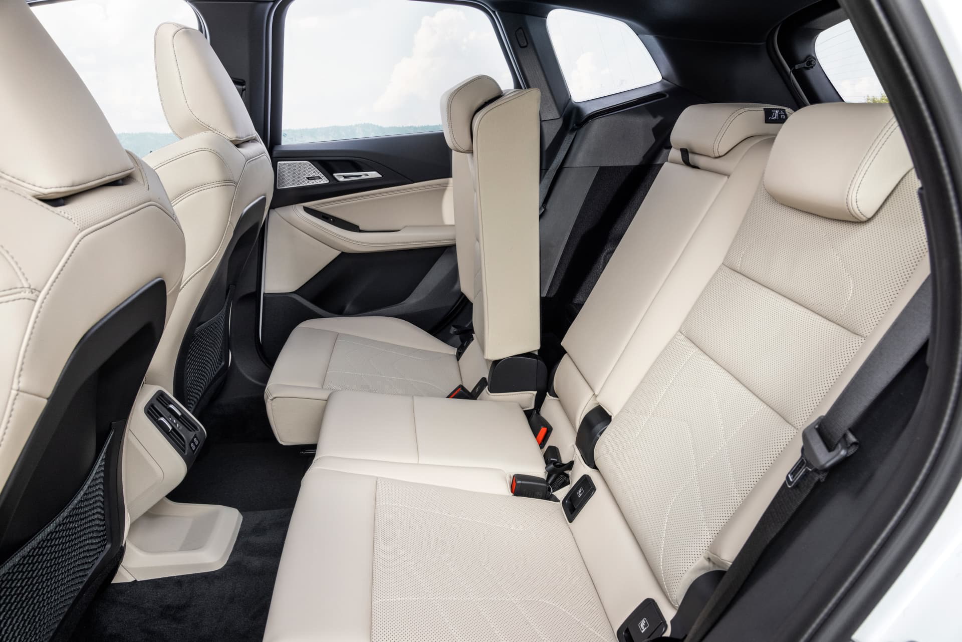 Vista de los asientos traseros en un BMW Serie 2 Active Tourer, espaciosos y confortables.
