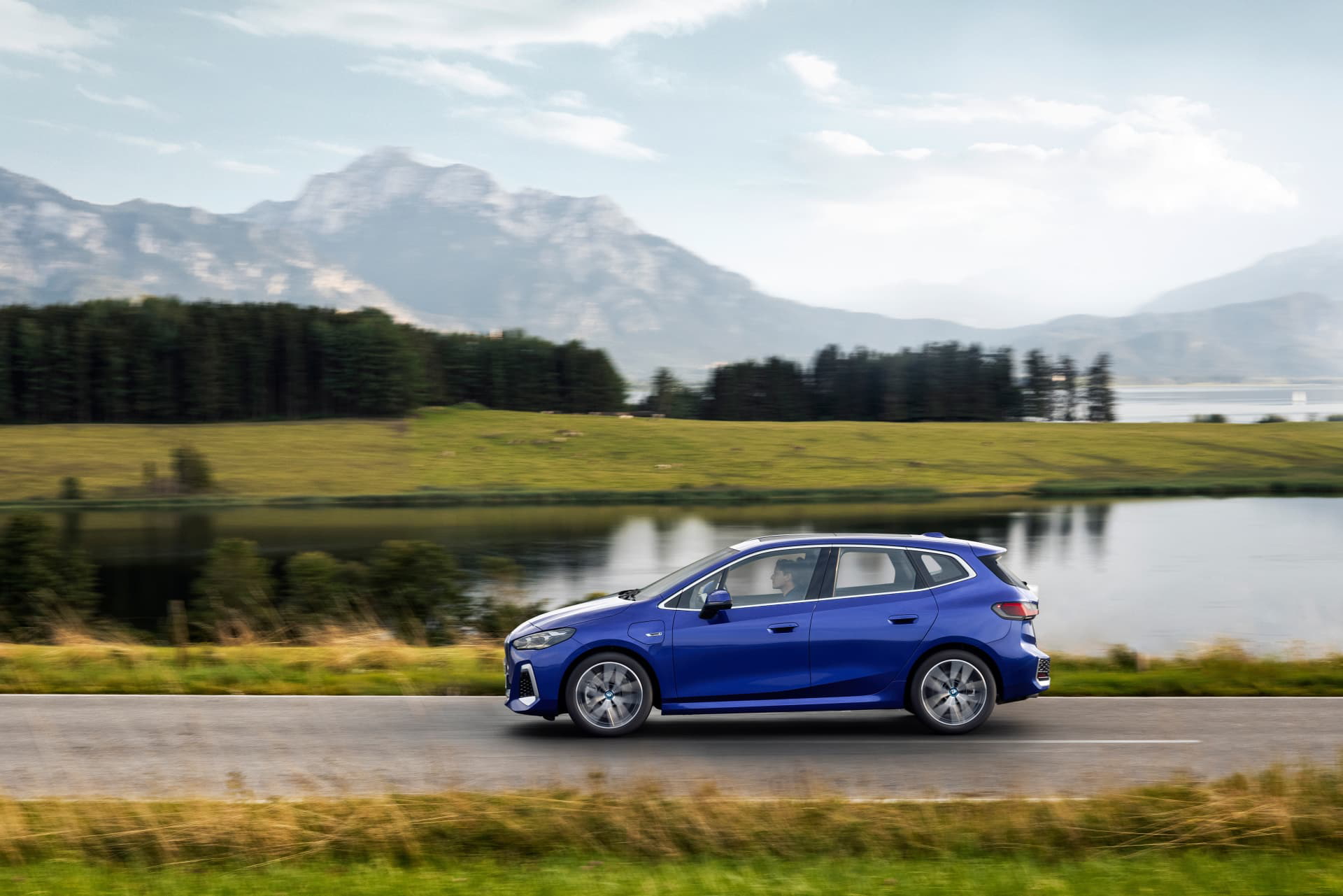 Vista lateral del BMW Serie 2 Active Tourer azul en paisaje natural