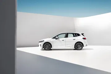 Vista lateral del BMW Serie 2 Active Tourer mostrando su diseño dinámico.