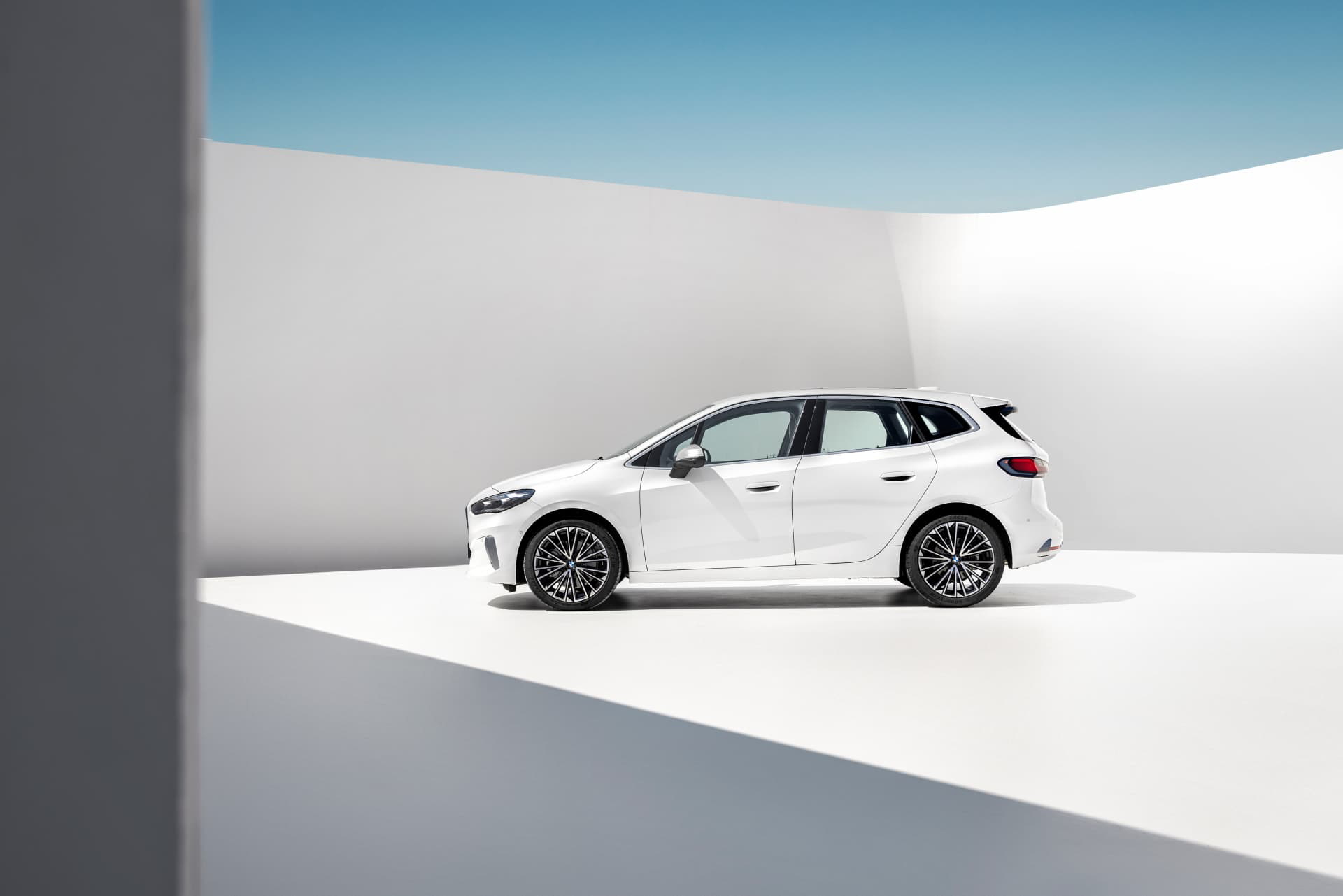 Vista lateral del BMW Serie 2 Active Tourer mostrando su diseño dinámico.